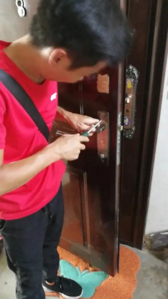防盜門更換鎖芯步驟 防盜門鎖芯教程(圖2)