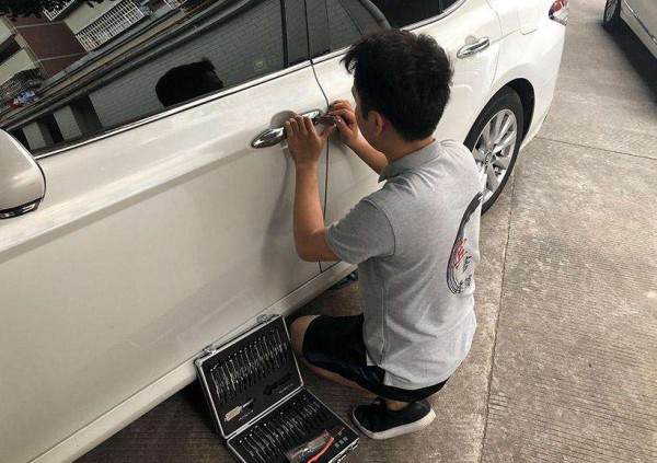 汽車遙控器開鎖燈亮鎖打不開怎么辦 汽車怎么開鎖
