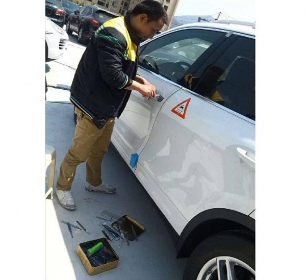 汽車遙控器開鎖燈亮鎖打不開怎么辦 汽車怎么開鎖(圖3)