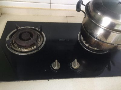 老板燃氣灶的電池在哪里