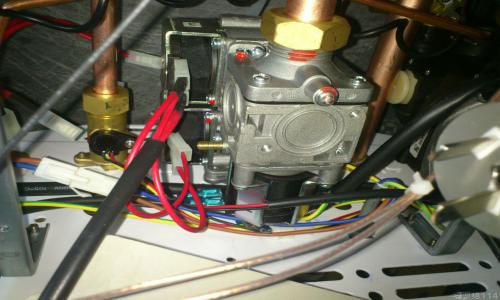 飲水機接上地線就跳閘的原因