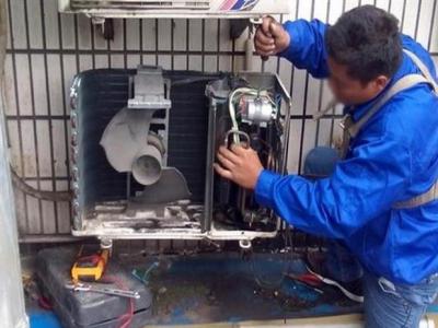 樓頂下水管口結冰嚴重撒上鹽