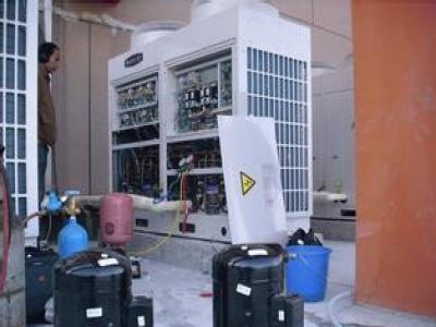 康佳電視55寸屏幕下面右邊有黑條咱們維修