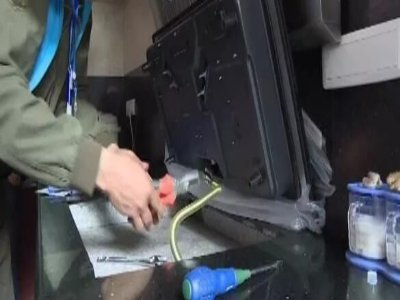 電腦重啟到一半不動了怎么辦