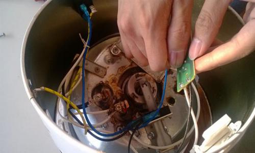 電熱水器里面的水凍了怎么解決