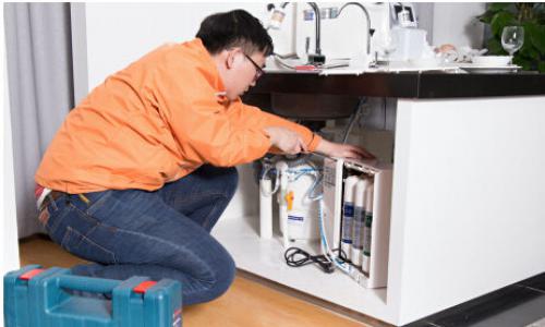 冰箱老是自動斷電,要調一下溫度器才有反應