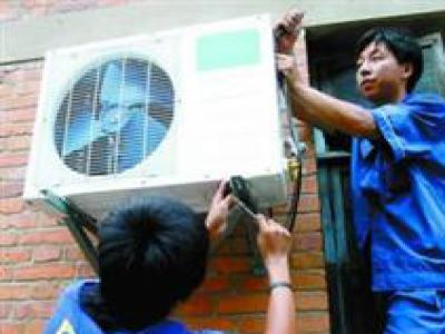 冰柜上下兩層門突然凸出鼓起怎么回事